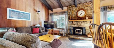 Kamin, DVD-Player, Tischfußball