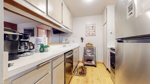 冷蔵庫、電子レンジ、オーブン、コンロ