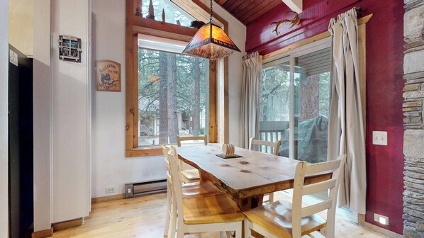 Dining - Central Getaway, Pool & Tennis, Near Dining, Rec Center, Bowling & Trails (Mammoth Lakes)