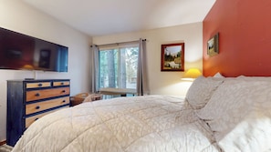 2 bedrooms, WiFi, bed sheets - Central Getaway, Pool & Tennis, Near Dining, Rec Center, Bowling & Trails (Mammoth Lakes)