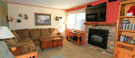 Fernseher, Kamin, DVD-Player