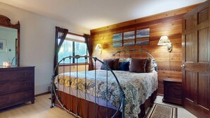3 bedrooms, desk, iron/ironing board, free WiFi