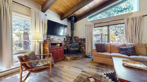 Smart TV, fireplace, DVD player