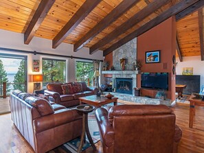 Televisión y chimenea 