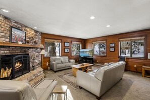 TV de tela plana, lareira