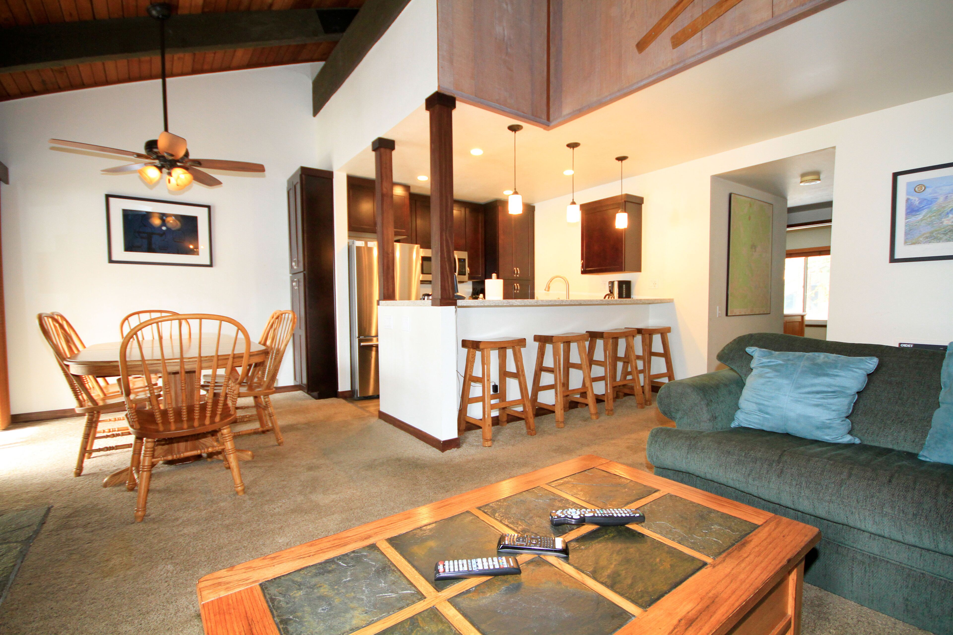 تلفزيون، مدفأة، مشغل دي في دي