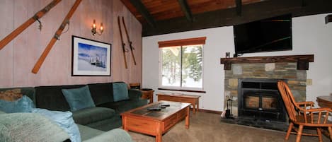 Fernseher, Kamin, DVD-Player