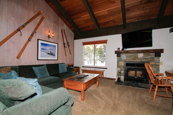 TV, fireplace, DVD player - Discovery 4 #152, Loft, Pet Ok (Mammoth Lakes)