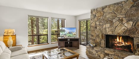 Télévision, cheminée