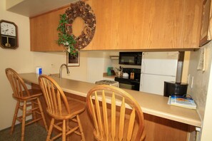 Refrigerador, microondas, lavavajillas y cafetera y tetera 