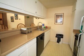 Fridge, microwave, dishwasher, coffee/tea maker - Discovery 4 #125 2 Bedroom 2 Bath (Mammoth Lakes)