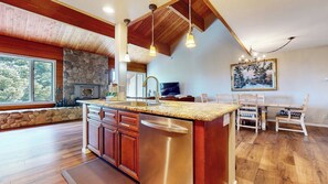 Interior - Gorgeous Views, Steps to Slopes, Private Jacuzzi, Washer/Dryer, 1-Car Garage (Mammoth Lakes)