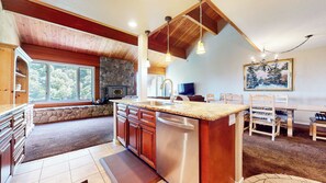 Interior - Gorgeous Views, Steps to Slopes, Private Jacuzzi, Washer/Dryer, 1-Car Garage (Mammoth Lakes)