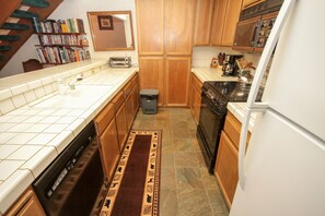 Fridge, microwave, oven, stovetop - Mountainback #41, Loft (Mammoth Lakes)