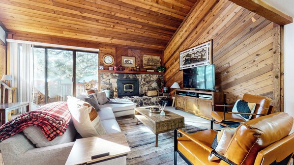 Smart TV, fireplace, DVD player