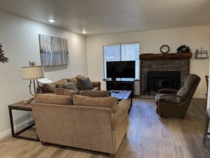 TV a schermo piatto, caminetto, videogiochi, lettore DVD