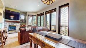 Smart TV, fireplace, DVD player - 5-Star Rustic Escape, Hot Tub, Private Laundry & Quiet Location Near Trails (Mammoth Lakes)
