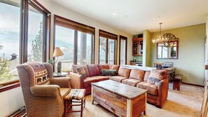 Smart TV, fireplace, DVD player - 5-Star Rustic Escape, Hot Tub, Private Laundry & Quiet Location Near Trails (Mammoth Lakes)