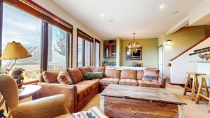 Smart TV, fireplace, DVD player - 5-Star Rustic Escape, Hot Tub, Private Laundry & Quiet Location Near Trails (Mammoth Lakes)
