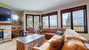 Smart TV, fireplace, DVD player - 5-Star Rustic Escape, Hot Tub, Private Laundry & Quiet Location Near Trails (Mammoth Lakes)