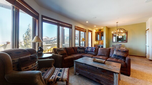 Smart TV, fireplace, DVD player