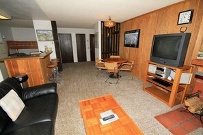 TV, caminetto, lettore DVD