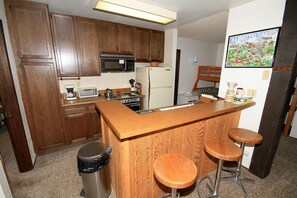 Frigorifero, microonde, forno, piano cottura