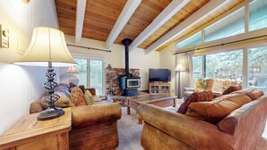 A cozy living room with a fireplace, comfortable seating, and a television. - Bright Mountain Home, W/D, Near Bowling Alley & Kids Park, Summer Pool (Mammoth Lakes)