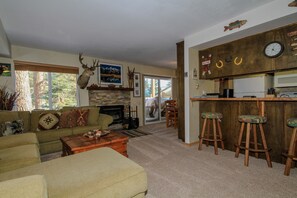 TV, caminetto, videogiochi, lettore DVD