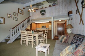TV, fireplace - Mountainback #12, 2 Bdrm, 3 Ba, Loft - Pet OK (Mammoth Lakes)