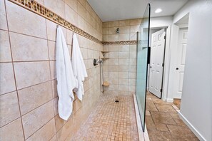 Sèche-cheveux, serviettes fournies