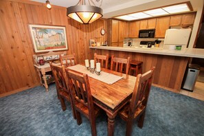 Dining - Mountainback #45, Den (Mammoth Lakes)