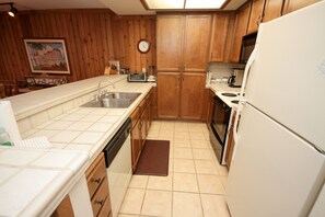 Fridge, microwave, oven, stovetop - Mountainback #45, Den (Mammoth Lakes)