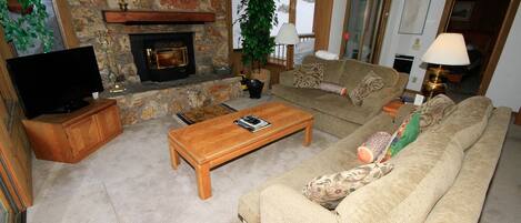 Télévision, cheminée, lecteur de DVD