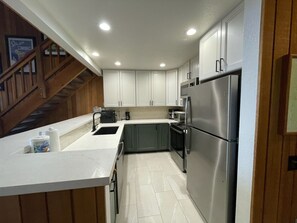 Fridge, microwave, oven, stovetop - Mountainback #115, 3 bedroom, loft (Mammoth Lakes)