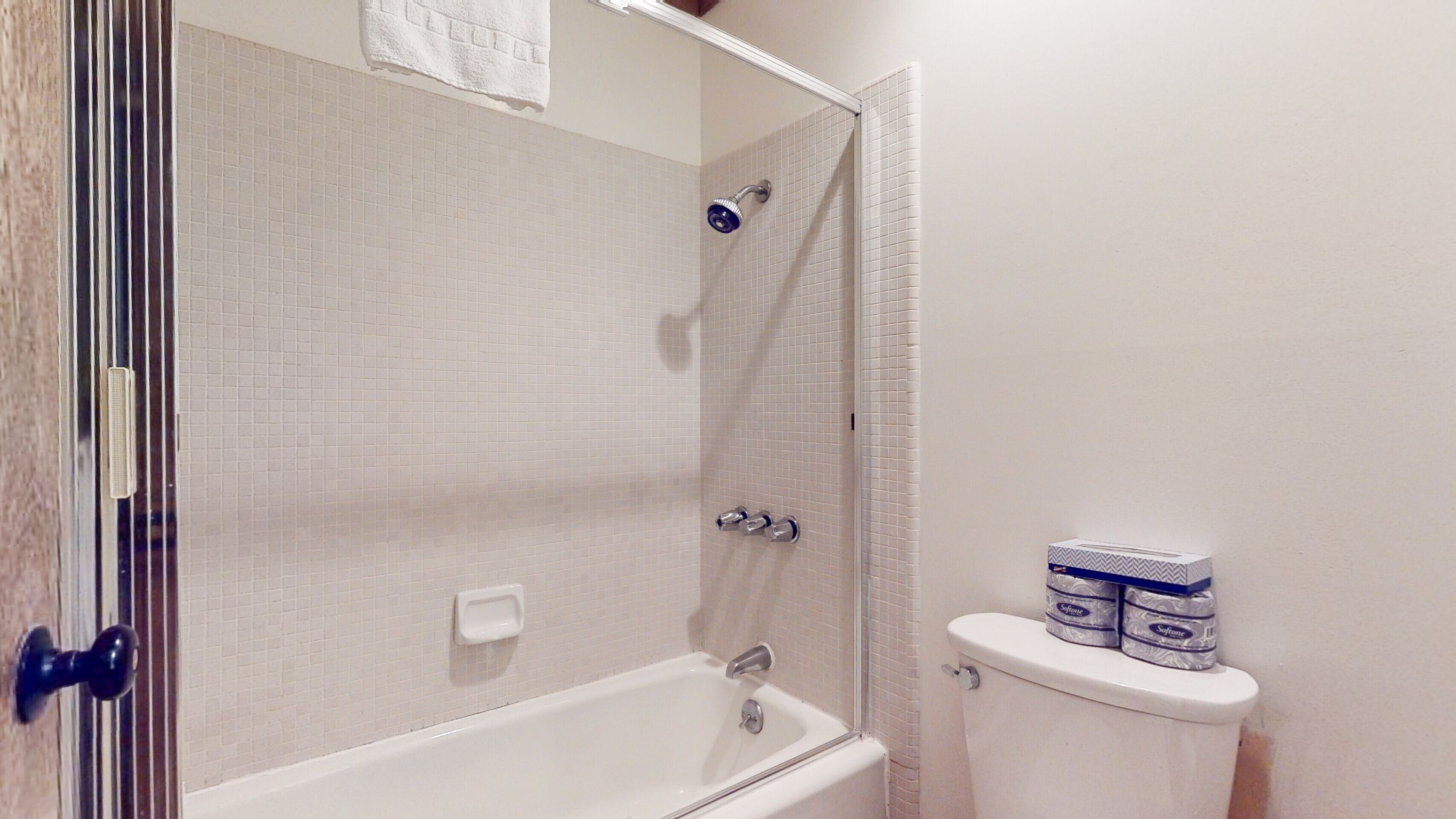 Un baño con bañera, ducha e inodoro.