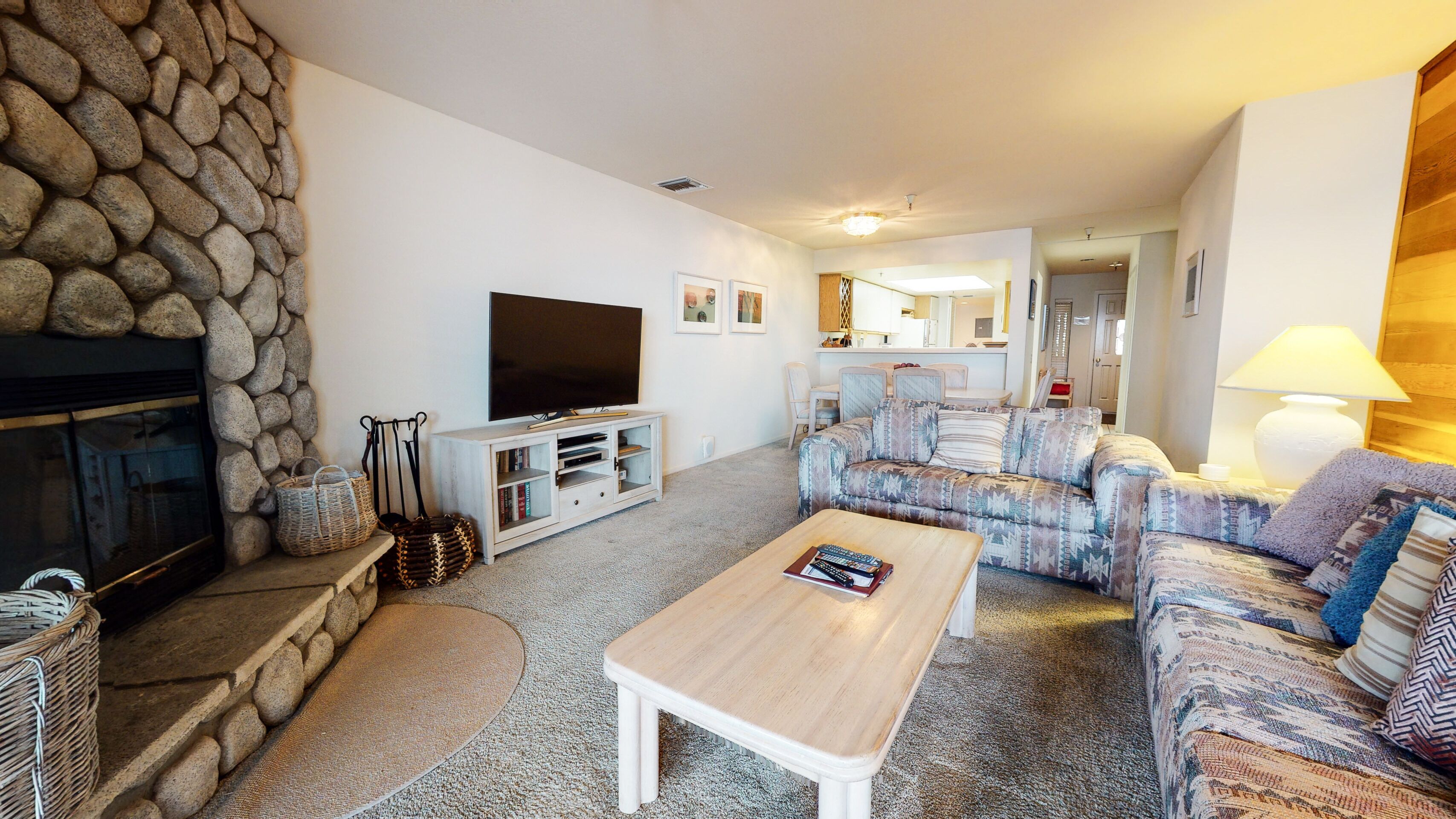 Pet Friendly! Beautiful Sherwin Mountain Views, Private W/D, Near Lakes Basin