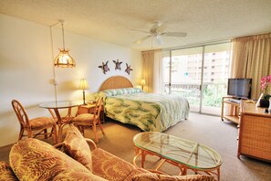 Een kluis op de kamer, een strijkplank/strijkijzer, wifi, beddengoed