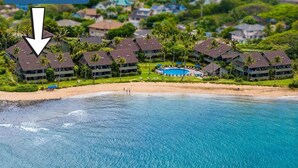 Ein Strandhotel mit mehreren Gebäuden, einem Schwimmbecken und direktem Zugang zum Strand.