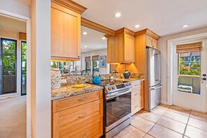 冷蔵庫、電子レンジ、オーブン、コンロ