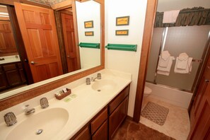 Hair dryer, towels - Mountainback #34, Corner (Mammoth Lakes)