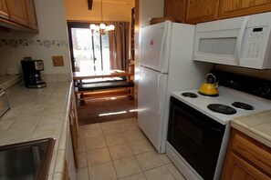 Refrigerador, microondas, lavavajillas y cafetera y tetera 