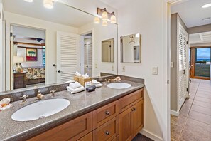Bathroom - Kahana Village #30 Beach Front Luxury (Lahaina)