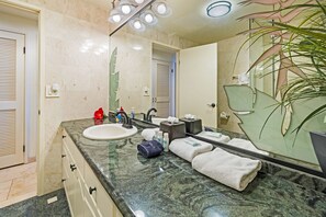 Een haardroger, handdoeken