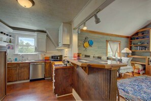 Fridge, microwave, dishwasher, coffee/tea maker - The Tree House upstairs apartment in classic 1900s home, walk to DT Asheville w/free Biltmore Pass (Asheville)