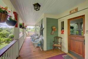 Terrace/patio - The Tree House upstairs apartment in classic 1900s home, walk to DT Asheville w/free Biltmore Pass (Asheville)