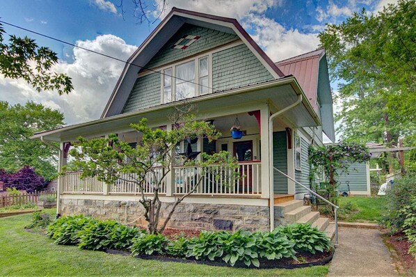 Exterior - The Tree House upstairs apartment in classic 1900s home, walk to DT Asheville w/free Biltmore Pass (Asheville)