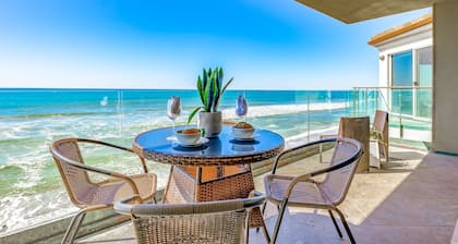 Casa de 10 dormitorios en la playa con una playa semiprivada y una terraza en la azotea.