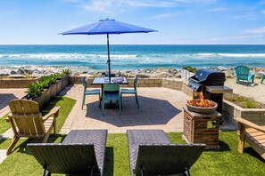 Outdoor dining - Beckoning Pet-Friendly Beachfront Duplex P1027-0 (Oceanside)