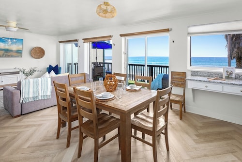 Beckoning Pet-Friendly Beachfront Duplex P1027-0